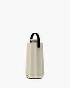 Difusor portátil Cometa Aura by Simplifik recargable para aromatización de ambientes con control desde app móvil arena